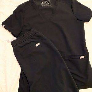 Women’s FIGS black scrub set